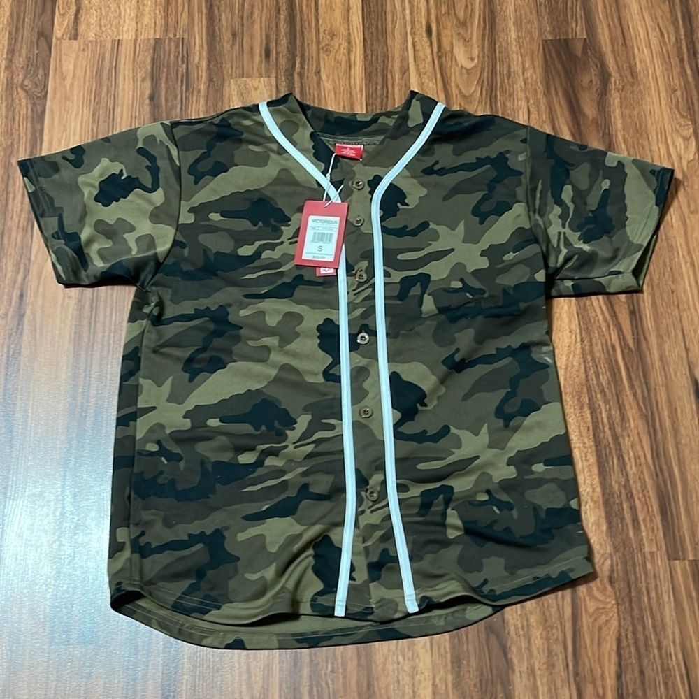 NWT Victorious women’s Camo jersey shirt size S